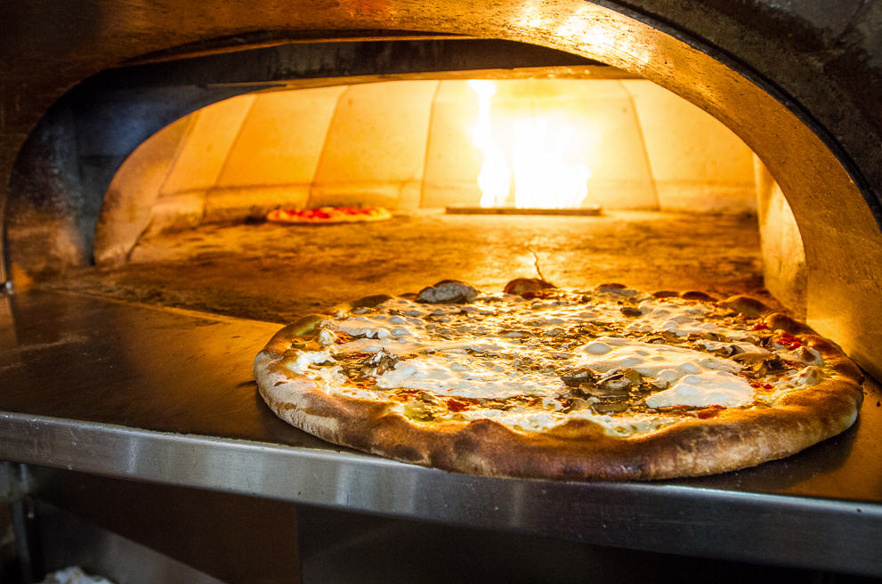 Discover Patsy’s Pizzeria in Greenwich, where New York’s famous coal-fired pizza meets a refined Italian dining experience. Enjoy classic pizzas, steaks, and more.