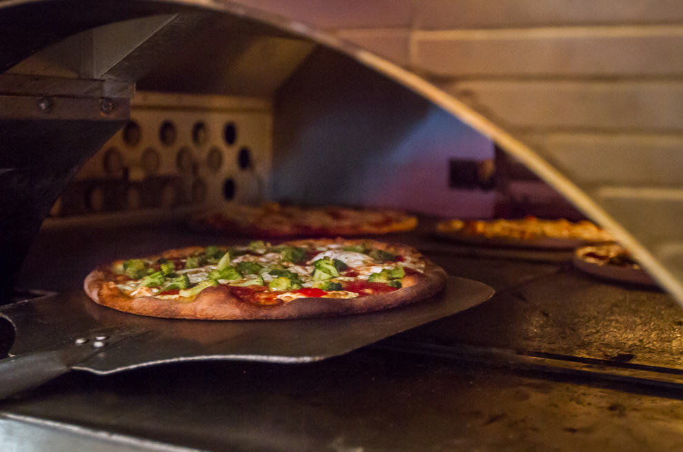 Discover Patsy’s Pizzeria in Greenwich, where New York’s famous coal-fired pizza meets a refined Italian dining experience. Enjoy classic pizzas, steaks, and more.