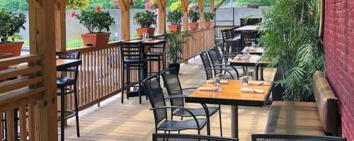 Uptown Bar & Eatery